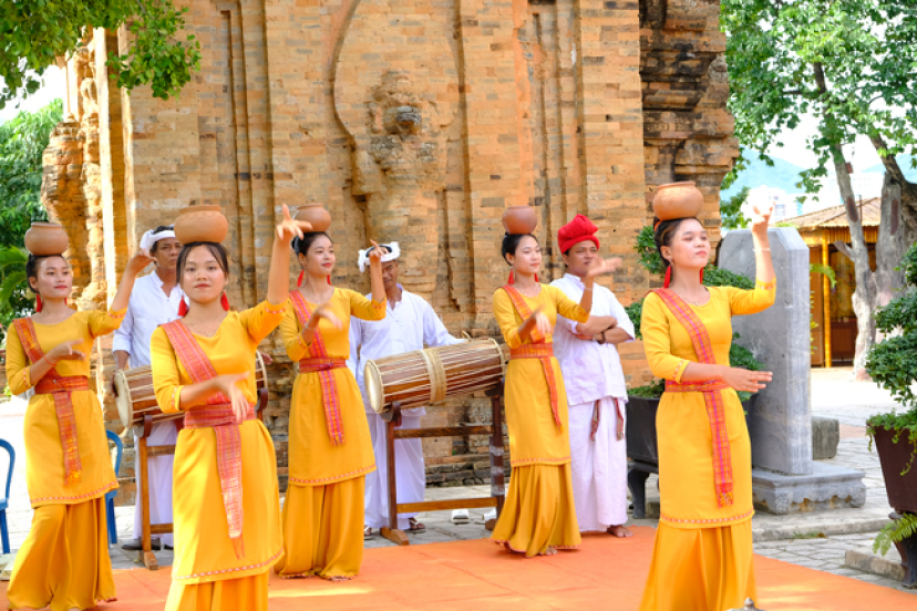 Về Nha Trang Thăm Tháp Bà, Xem Múa Chăm 